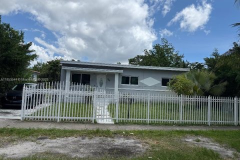 Купить виллу или дом в Норт-Майами, Флорида 3 спальни, 216.28м2, № 2066549 - фото 1