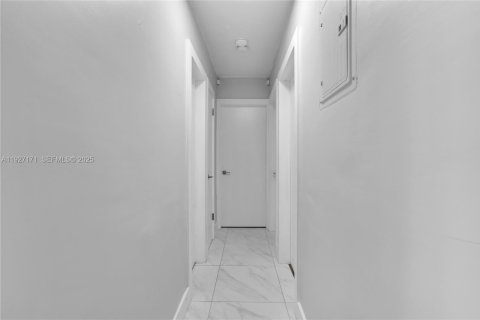 House in Pompano Beach, Florida 4 bedrooms, 152.17 sq.m. № 1986000 - photo 17