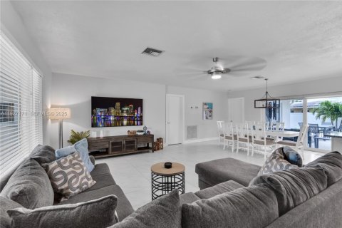 House in Pompano Beach, Florida 4 bedrooms, 152.17 sq.m. № 1986000 - photo 3