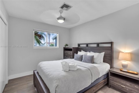 House in Pompano Beach, Florida 4 bedrooms, 152.17 sq.m. № 1986000 - photo 23