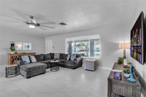 House in Pompano Beach, Florida 4 bedrooms, 152.17 sq.m. № 1986000 - photo 16