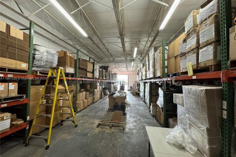 Propiedad comercial en venta en Miami, Florida № 2077213 - foto 6