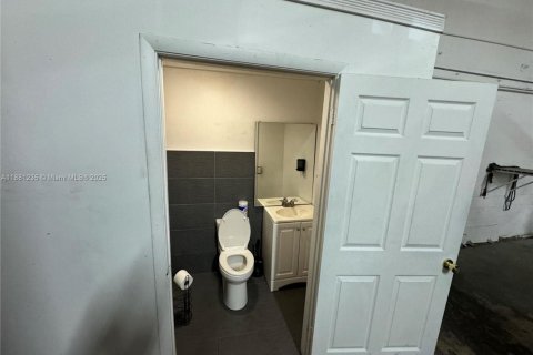 Propiedad comercial en venta en Miami, Florida № 2077213 - foto 7