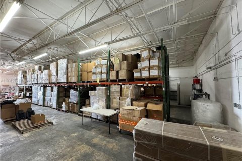 Propiedad comercial en venta en Miami, Florida № 2077213 - foto 5