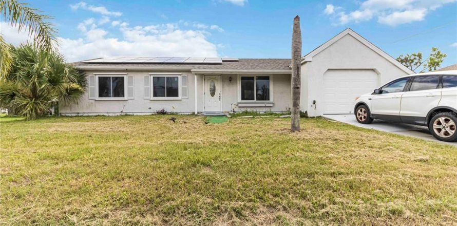 House in Port Charlotte, Florida 3 bedrooms, 109.25 sq.m. № 1846409