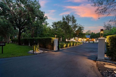 Casa en venta en Southwest Ranches, Florida, 5 dormitorios, 389.91 m2 № 2190105 - foto 2