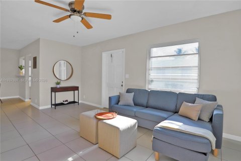 Apartment in North Miami, Florida 2 bedrooms, 102.19 sq.m. № 1995522 - photo 2