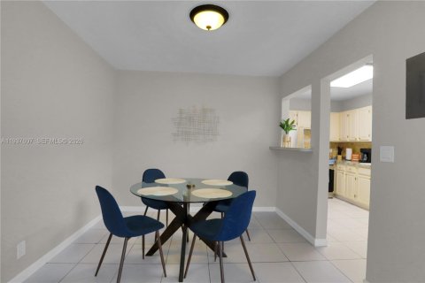 Apartment in North Miami, Florida 2 bedrooms, 102.19 sq.m. № 1995522 - photo 5