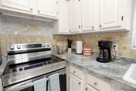 Apartment in North Miami, Florida 2 bedrooms, 102.19 sq.m. № 1995522 - photo 11