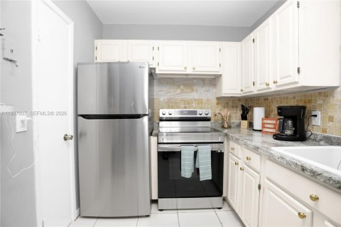 Apartment in North Miami, Florida 2 bedrooms, 102.19 sq.m. № 1995522 - photo 10