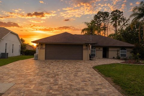 House in Zephyrhills, Florida 3 bedrooms, 175.4 sq.m. № 2155888 - photo 2
