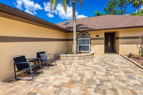 House in Zephyrhills, Florida 3 bedrooms, 175.4 sq.m. № 2155888 - photo 4