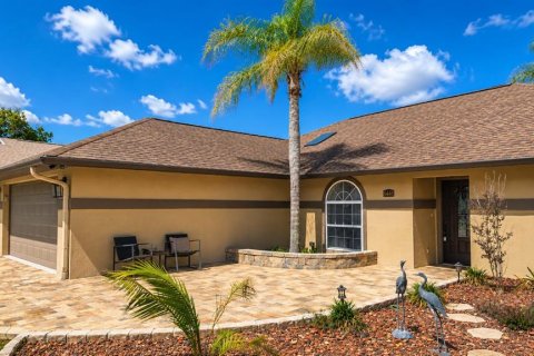 House in Zephyrhills, Florida 3 bedrooms, 175.4 sq.m. № 2155888 - photo 3