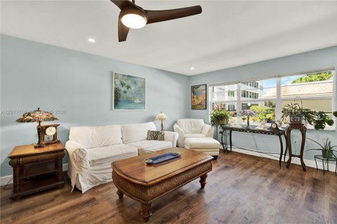 Condo in Lake Worth, Florida, 2 bedrooms  № 2086566 - photo 8