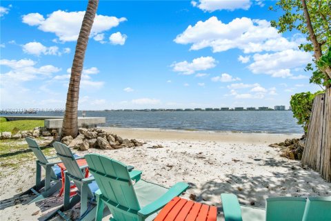 Condo in Lake Worth, Florida, 2 bedrooms  № 2086566 - photo 2