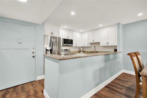 Condo in Lake Worth, Florida, 2 bedrooms  № 2086566 - photo 11