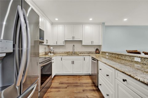 Condo in Lake Worth, Florida, 2 bedrooms  № 2086566 - photo 13
