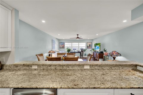 Condo in Lake Worth, Florida, 2 bedrooms  № 2086566 - photo 12