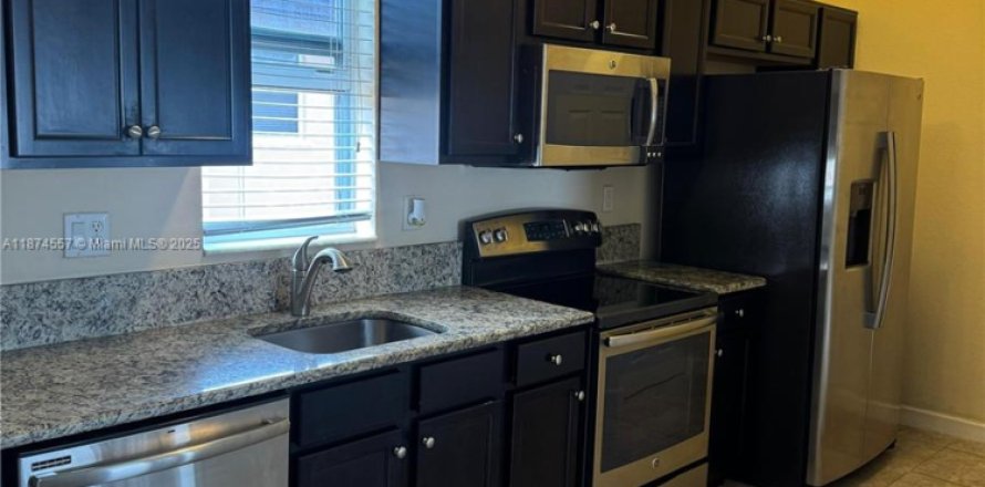 Propiedad comercial en Miami, Florida 1 dormitorio, 214.79 m2 № 1925837