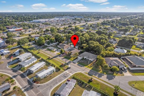 House in Palm Bay, Florida 4 bedrooms, 188.96 sq.m. № 1151570 - photo 1