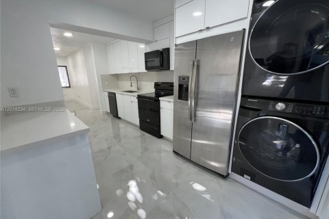 Villa ou maison à vendre à West Miami, Floride: 4 chambres, 186.27 m2 № 2076097 - photo 8