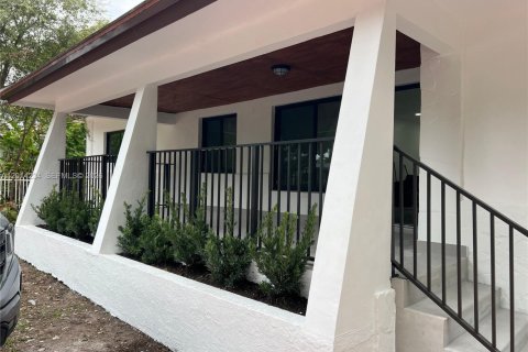 House in West Miami, Florida 4 bedrooms, 186.27 sq.m. № 2076097
