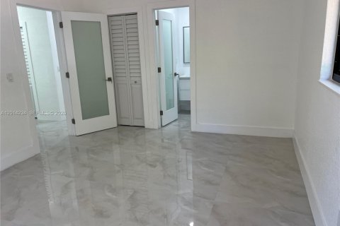 Villa ou maison à vendre à West Miami, Floride: 4 chambres, 186.27 m2 № 2076097 - photo 18