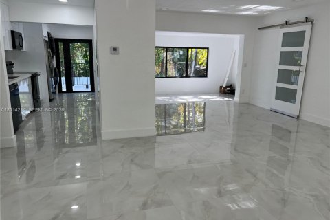 Villa ou maison à vendre à West Miami, Floride: 4 chambres, 186.27 m2 № 2076097 - photo 6