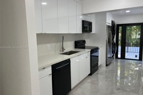 Villa ou maison à vendre à West Miami, Floride: 4 chambres, 186.27 m2 № 2076097 - photo 13