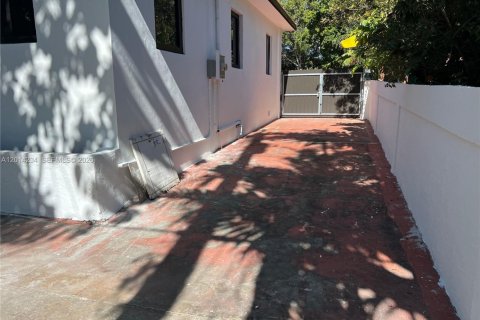 Villa ou maison à vendre à West Miami, Floride: 4 chambres, 186.27 m2 № 2076097 - photo 29