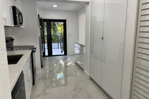 Villa ou maison à vendre à West Miami, Floride: 4 chambres, 186.27 m2 № 2076097 - photo 12