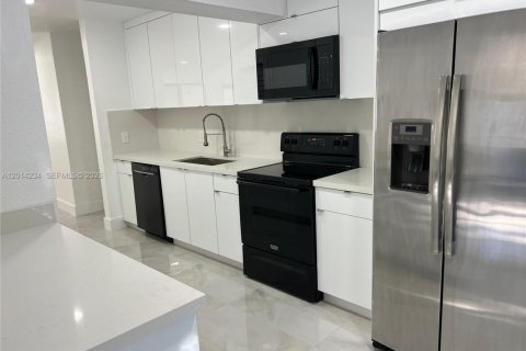 Villa ou maison à vendre à West Miami, Floride: 4 chambres, 186.27 m2 № 2076097 - photo 9