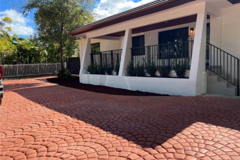 Villa ou maison à vendre à West Miami, Floride: 4 chambres, 186.27 m2 № 2076097 - photo 3