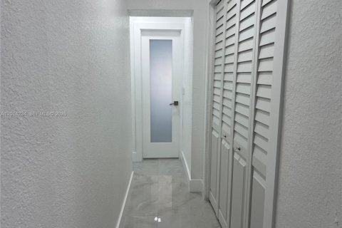Villa ou maison à vendre à West Miami, Floride: 4 chambres, 186.27 m2 № 2076097 - photo 15