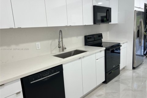 Villa ou maison à vendre à West Miami, Floride: 4 chambres, 186.27 m2 № 2076097 - photo 10