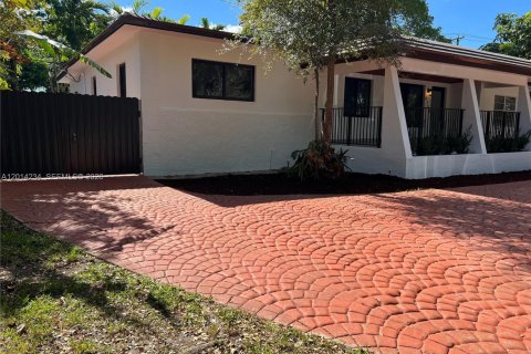 Villa ou maison à vendre à West Miami, Floride: 4 chambres, 186.27 m2 № 2076097 - photo 4