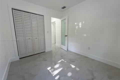 Villa ou maison à vendre à West Miami, Floride: 4 chambres, 186.27 m2 № 2076097 - photo 17
