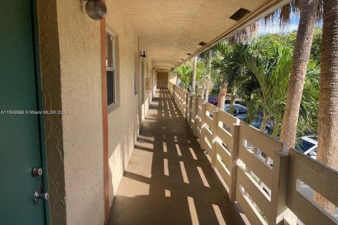 Condo in Coral Springs, Florida, 2 bedrooms  № 1830198 - photo 13