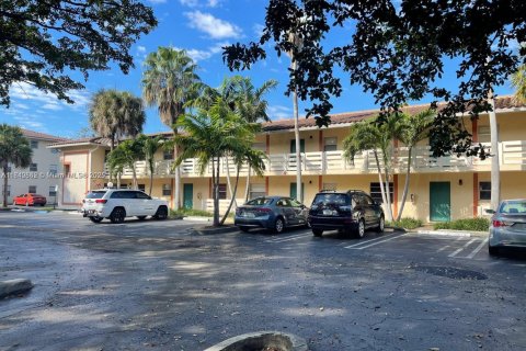 Condo in Coral Springs, Florida, 2 bedrooms  № 1830198 - photo 1
