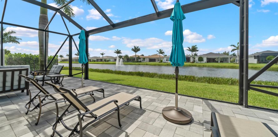 House in Boynton Beach, Florida 3 bedrooms, 224.73 sq.m. № 2245816
