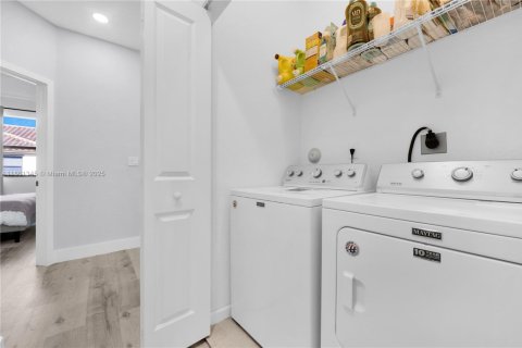 House in Homestead, Florida 3 bedrooms, 157.66 sq.m. № 1892126 - photo 25