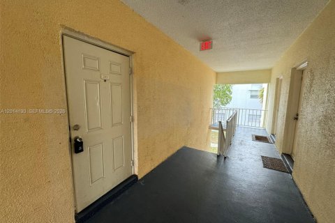 Condo in West Palm Beach, Florida, 2 bedrooms  № 2076210 - photo 2
