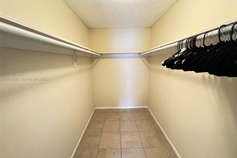 Condo in West Palm Beach, Florida, 2 bedrooms  № 2076210 - photo 16