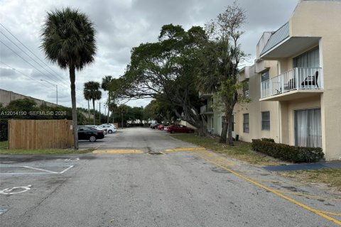Condo in West Palm Beach, Florida, 2 bedrooms  № 2076210 - photo 22