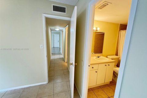 Condo in West Palm Beach, Florida, 2 bedrooms  № 2076210 - photo 17
