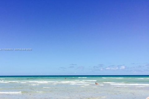 Condominio en Hollywood, Florida, 1 dormitorio  № 2088444