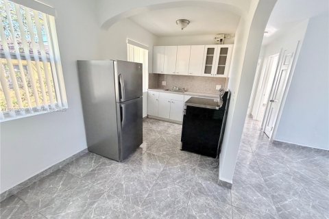 Apartamento en alquiler en Coral Gables, Florida, 2 dormitorios № 1971558 - foto 5