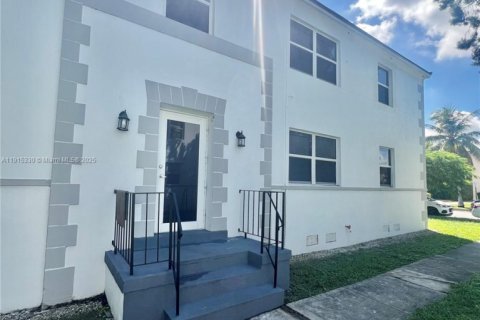 Apartamento en alquiler en Coral Gables, Florida, 2 dormitorios № 1971558 - foto 13