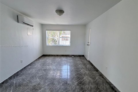 Apartamento en alquiler en Coral Gables, Florida, 2 dormitorios № 1971558 - foto 2