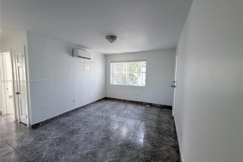 Apartamento en alquiler en Coral Gables, Florida, 2 dormitorios № 1971558 - foto 3